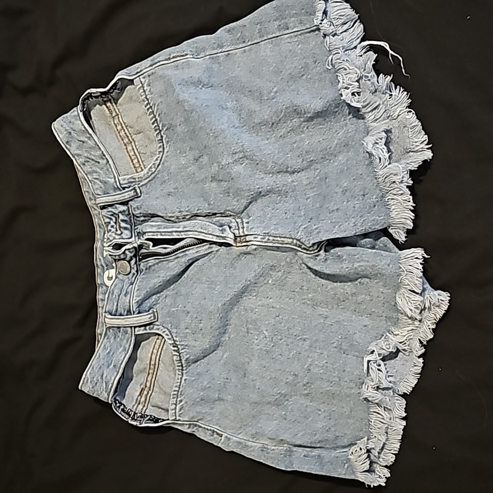 Cut out jeans shorts